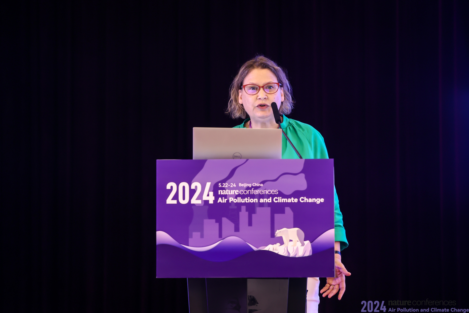 男人在舞台上唱歌描述已自动生成