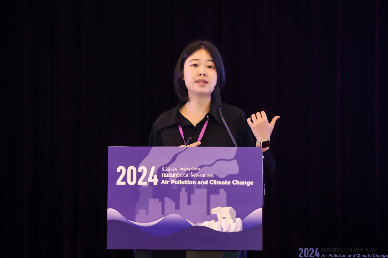 图片包含 游戏机, 男人, 窗帘, 电脑描述已自动生成